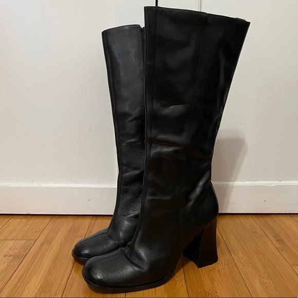 Vintage knee-high square toed black leather boots with a chunky heel - Picture 1 of 6